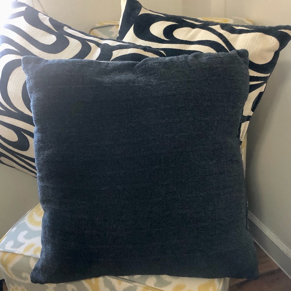 Set of 3 black and beige swirled design decorative accent pillows - Picture 4 of 5